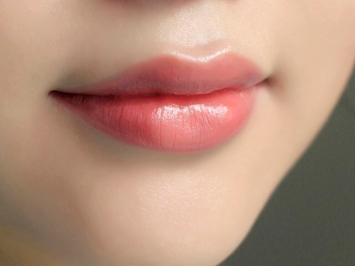 Vì sao nhiều người thích phun môi màu hồng cam?