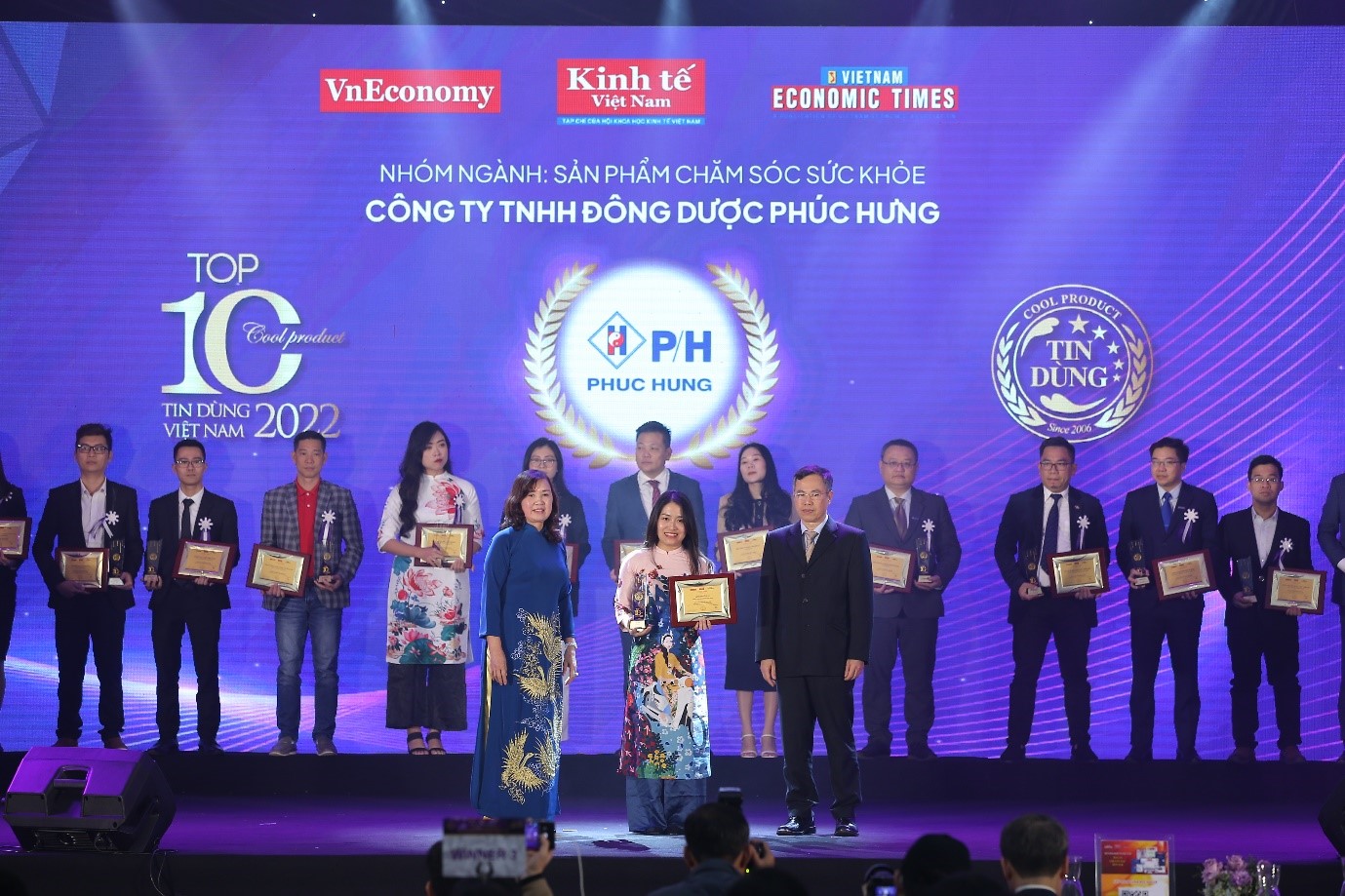 Đại diện nhãn hàng Long huyết P/H nhận giải thưởng Tin dùng 2022